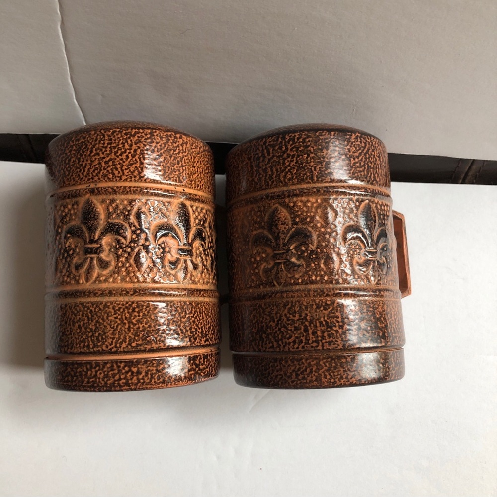 Salt and Pepper Fleur-de-Lis Pattern